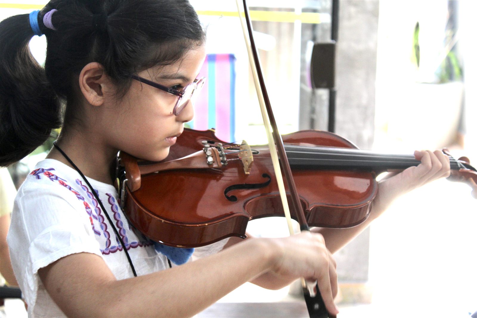 Aluna concentrada em aula de violino