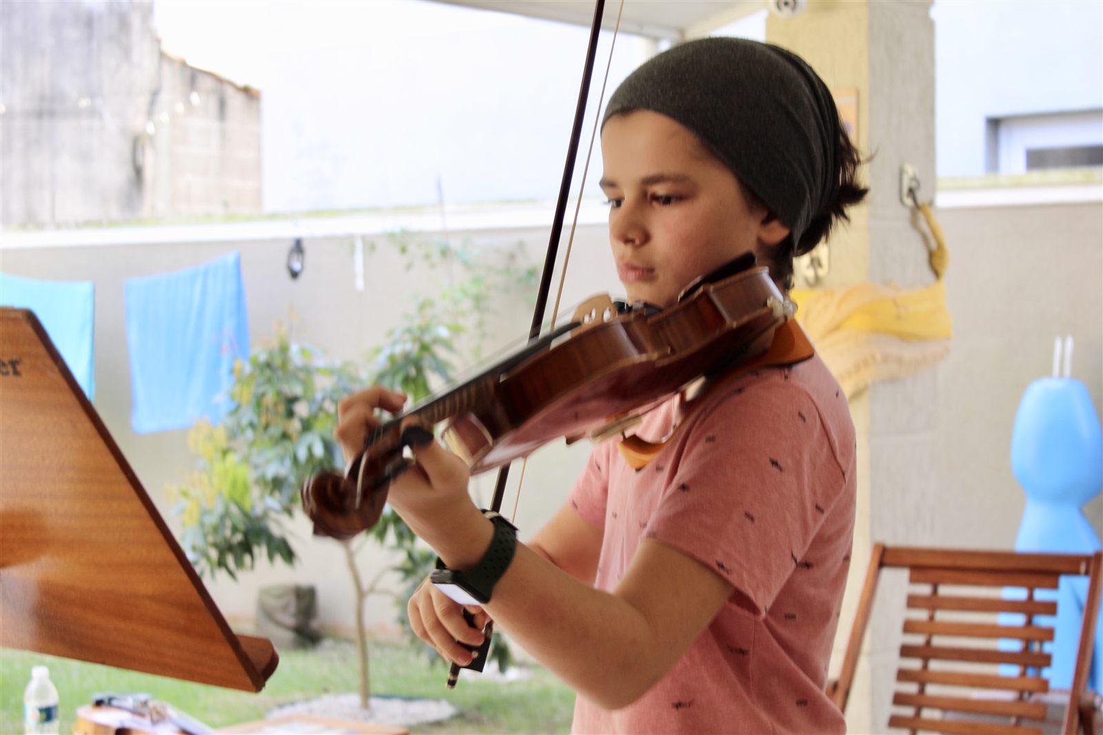 Aluno tocando violino