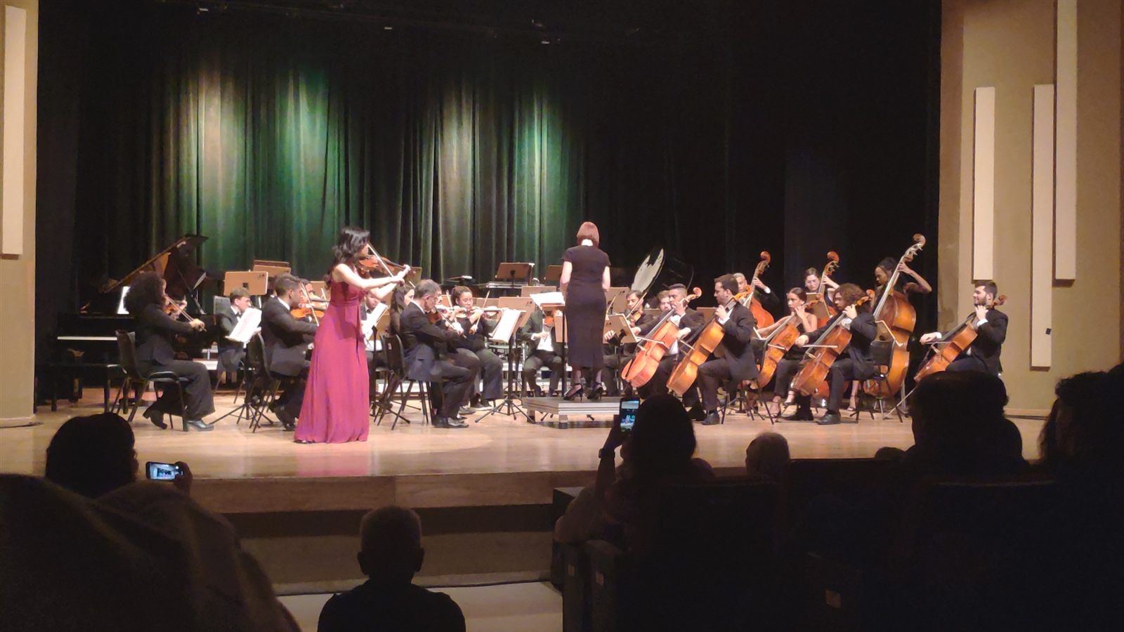 Aluna de violino solando com orquestra