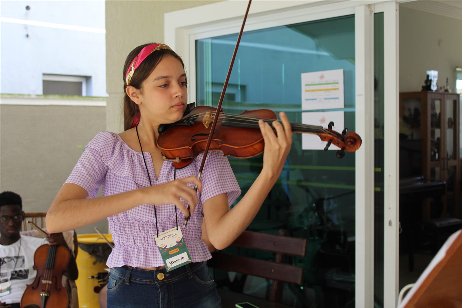 Jovem aluna em aula de violino
