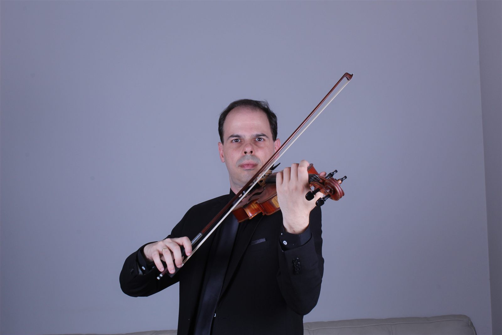 Felipe Secamilli, violinista e professor de violino, tocando violino