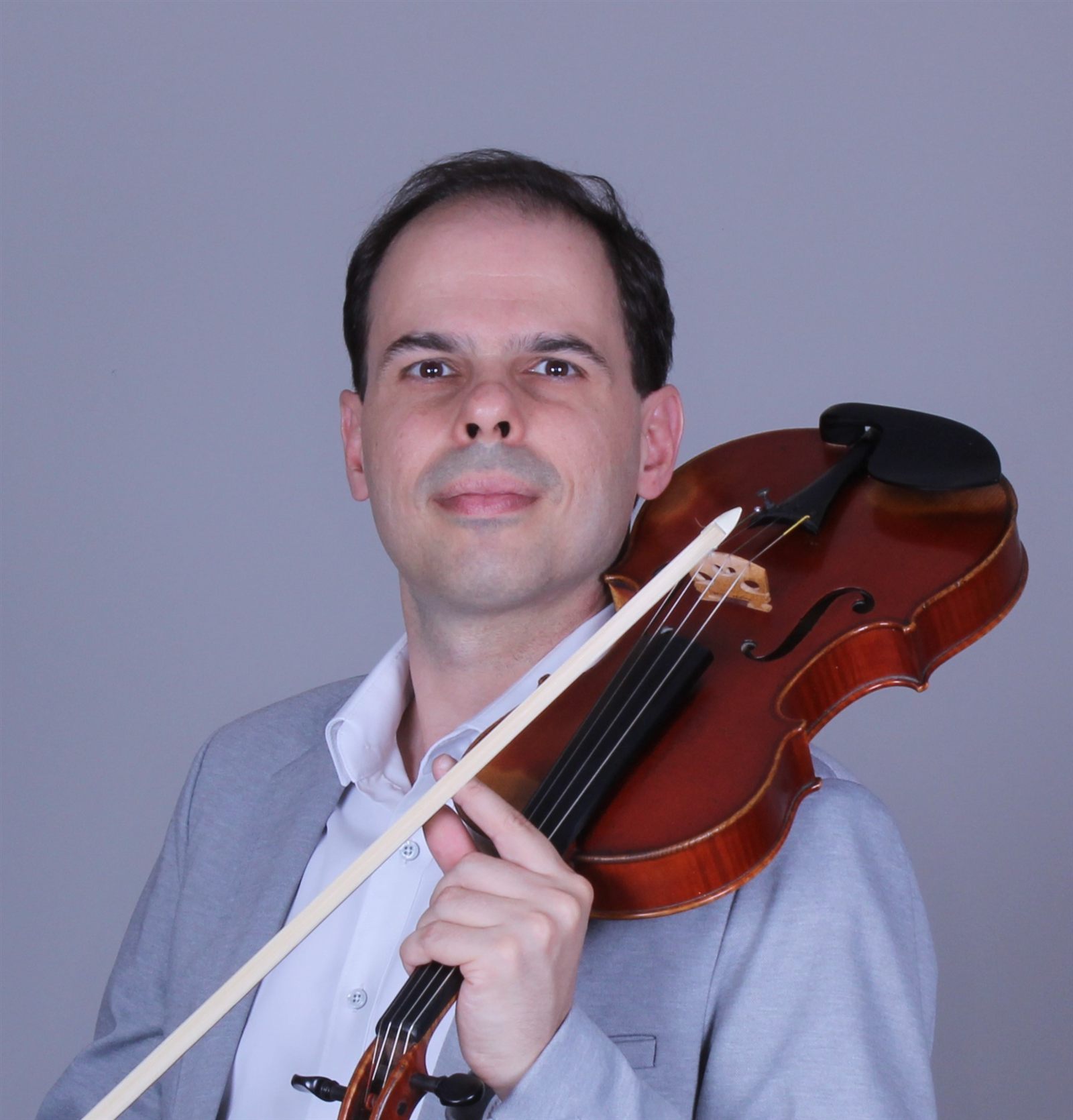 Felipe Secamilli, professor e violinista, com seu violino
