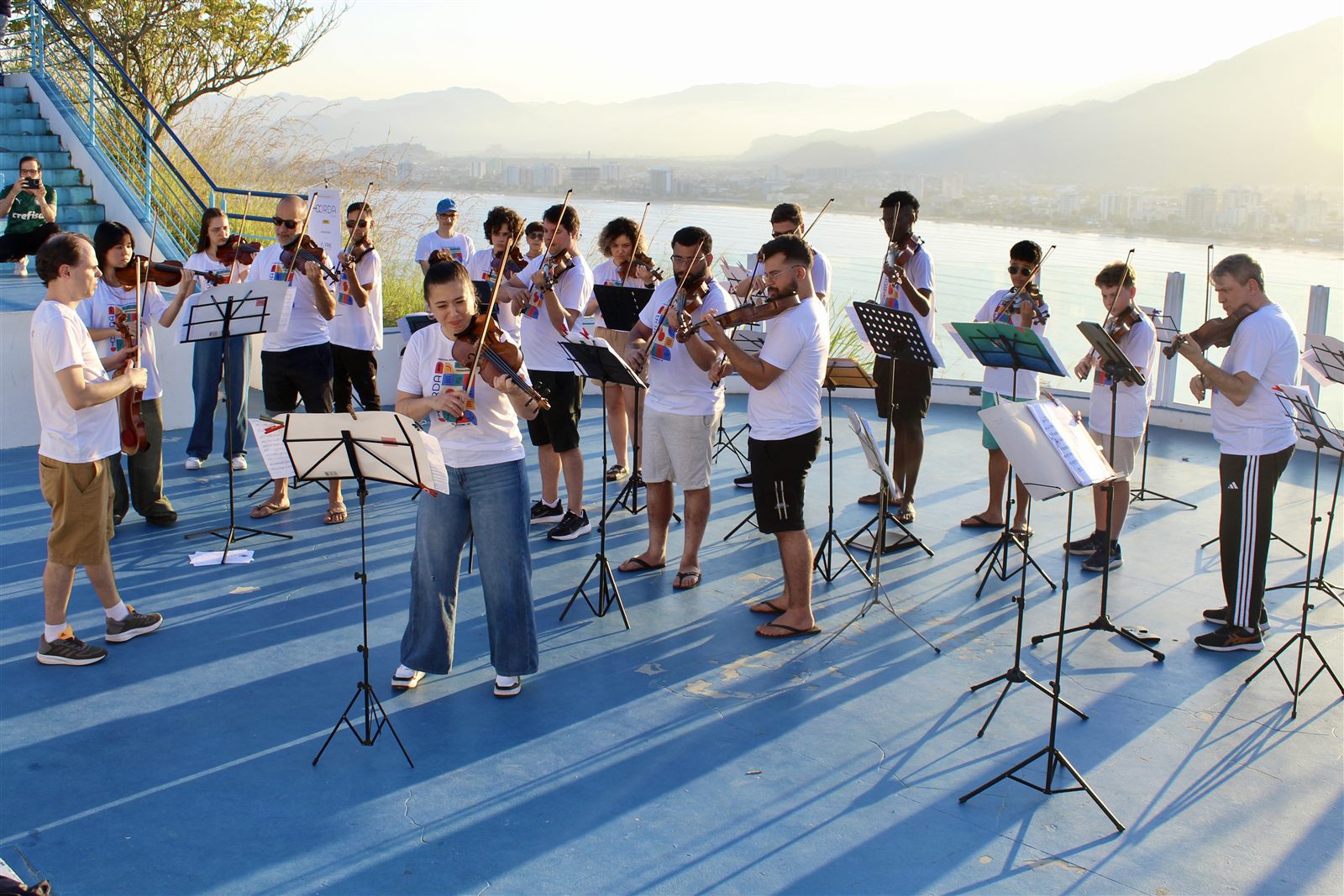 Alunos tocando violino ao ar livre no Festival CORDA