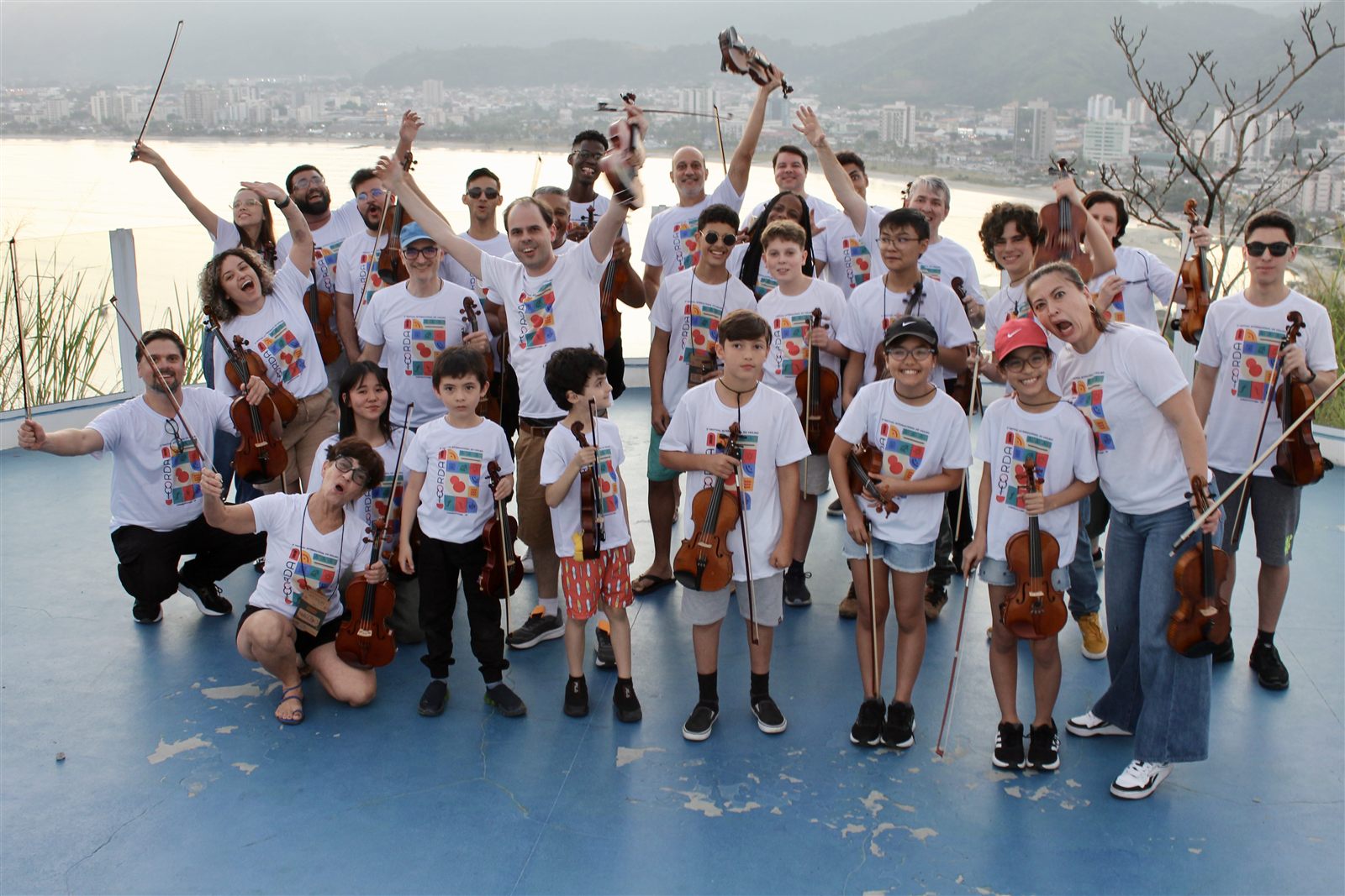 Grupo de violinistas reunidos no Festival CORDA
