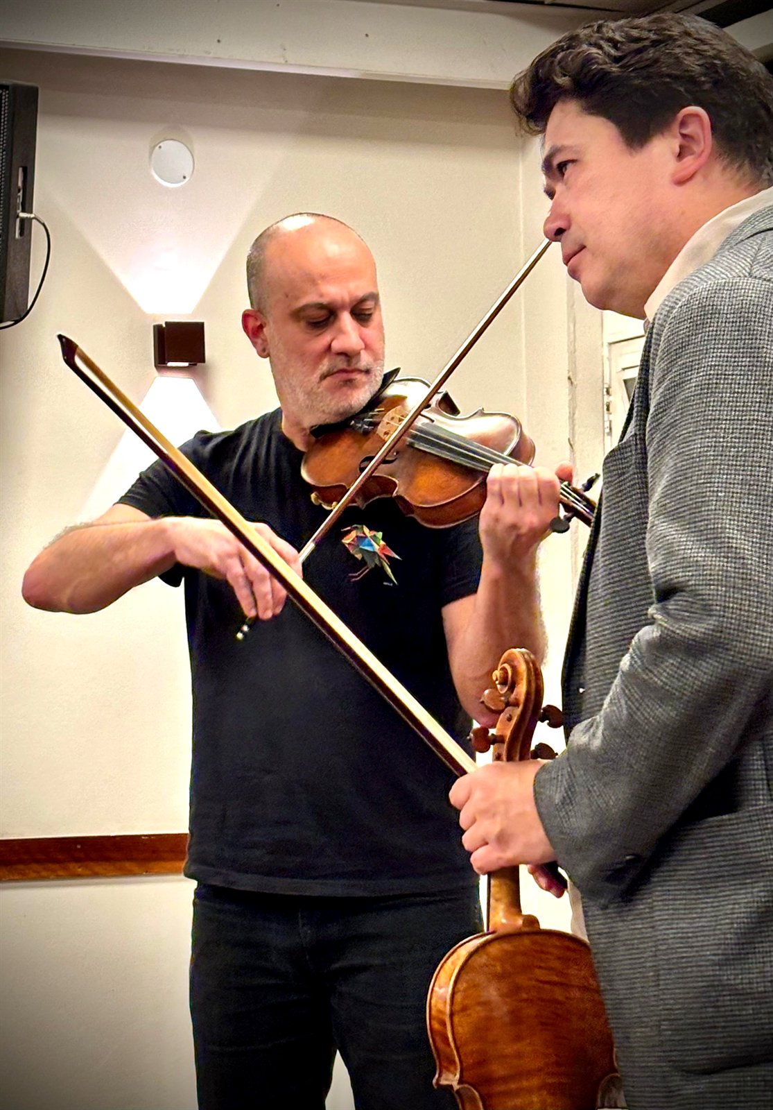 Violinista tocando para Omar Guey durante masterclass de violino