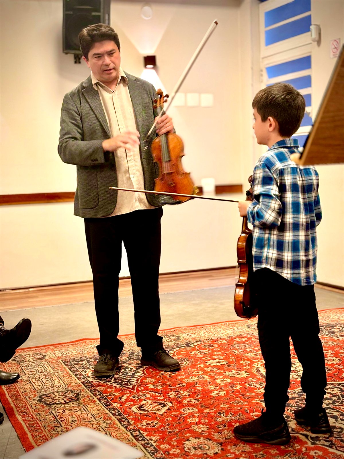 Masterclass de violino com Omar Guey, dos Estados Unidos, orientando jovem aluno