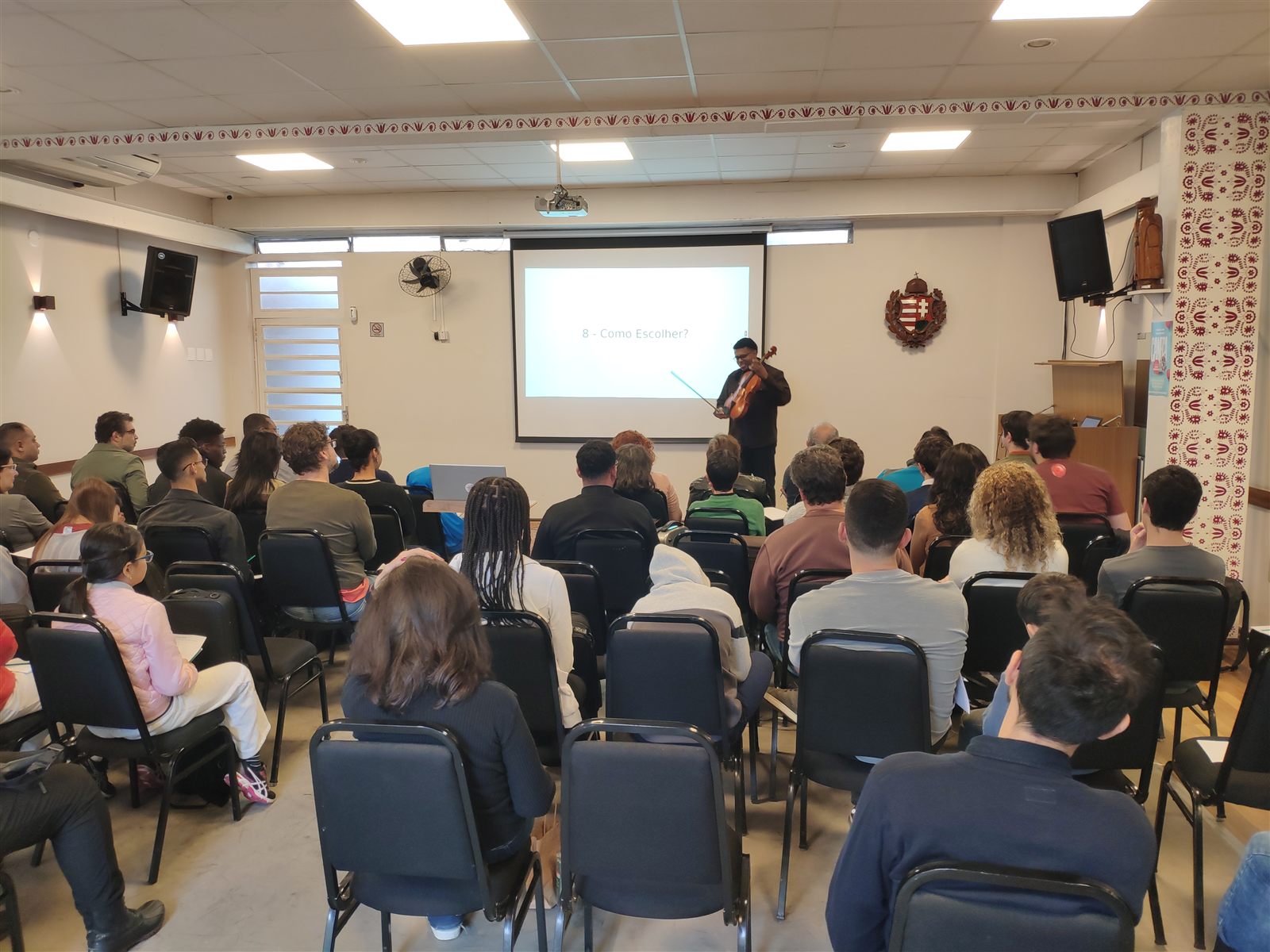 Palestra sobre violino para alunos e convidados