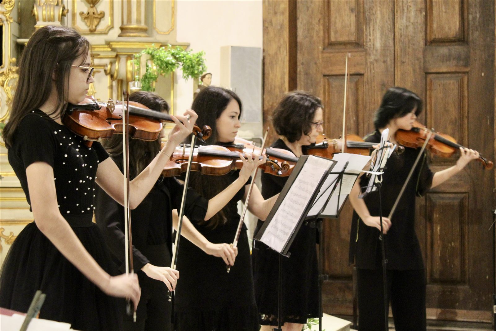 Quarteto de alunas de violino em concerto