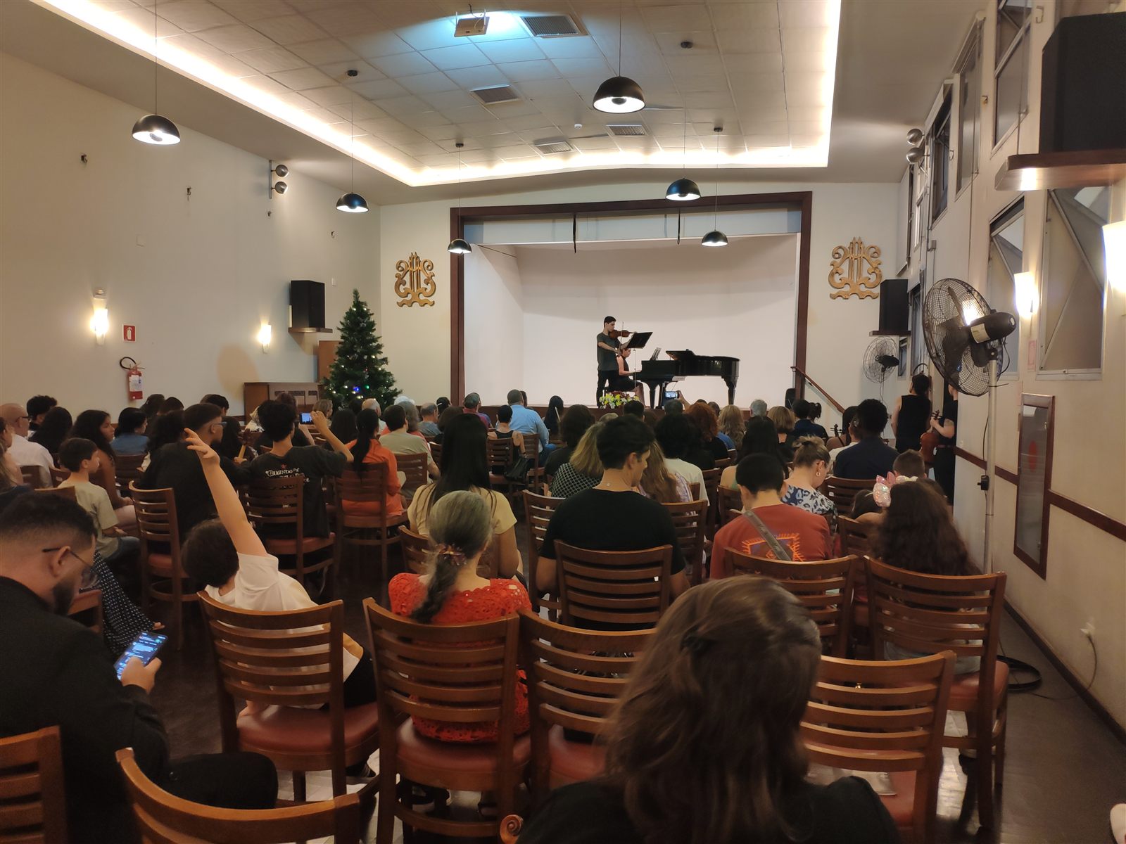 Recital de alunos de violino em auditório
