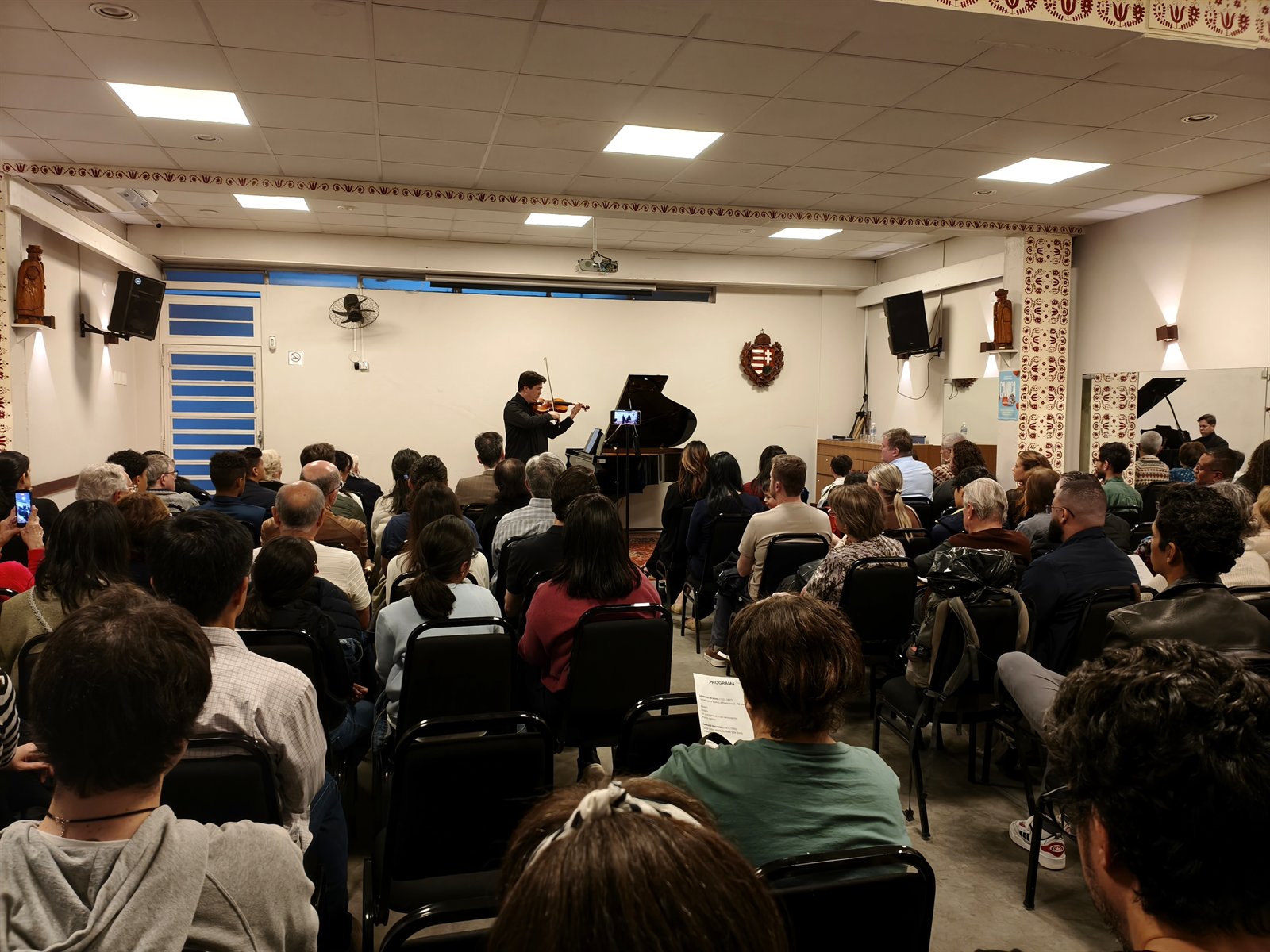 Recital do violinista Omar Guey diante de plateia lotada de alunos